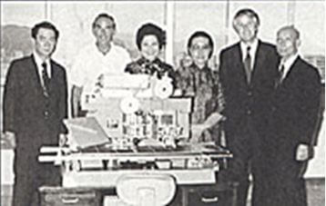 Lee Yat Ngok - donating a Chinese typesetter