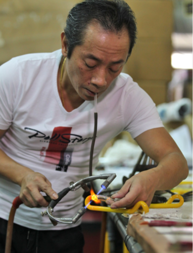Neon Signs Wu Chi Kai B One Of The Few Remaining Neon Sign Makers Left In HK SCMP 21.11.17