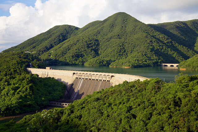 Tai Tam Group Of Reservoirs. Twenty-One structures (Together With The Bowen Road Aqueduct) Make Up The 88th Declared Monument. The Dam Wall And Valve House (1917) And One Of Four Masonry Bridges (1907) On The Tai Tam Tuk Reservoir.