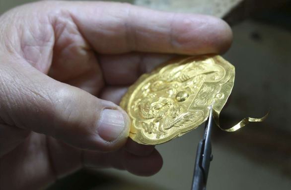 Wo Shing Goldsmith Cheung Wai Nam Works On A Gold Plate SCMP 10.3.17
