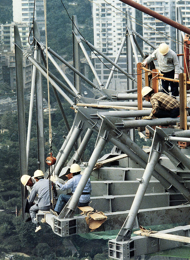 The construction of the HSBC building in Hong Kong ...