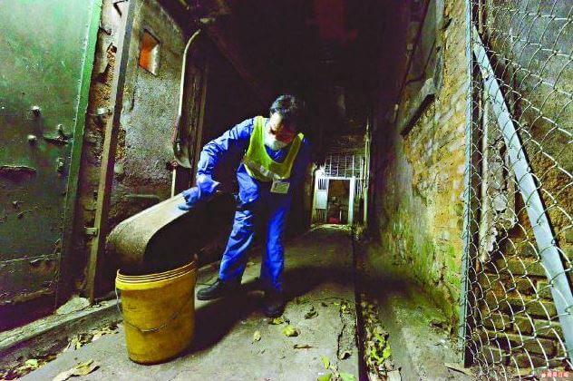 Night soil collection snipped image from Apple Daily